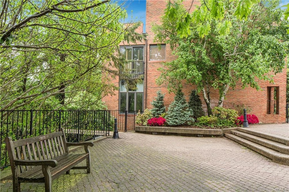 15 Gramatan Ct, Bronxville, NY 10708 - photo 1