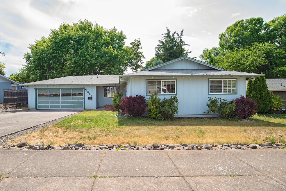 955 Crest Dr, Central Point, OR 97502 - photo 1