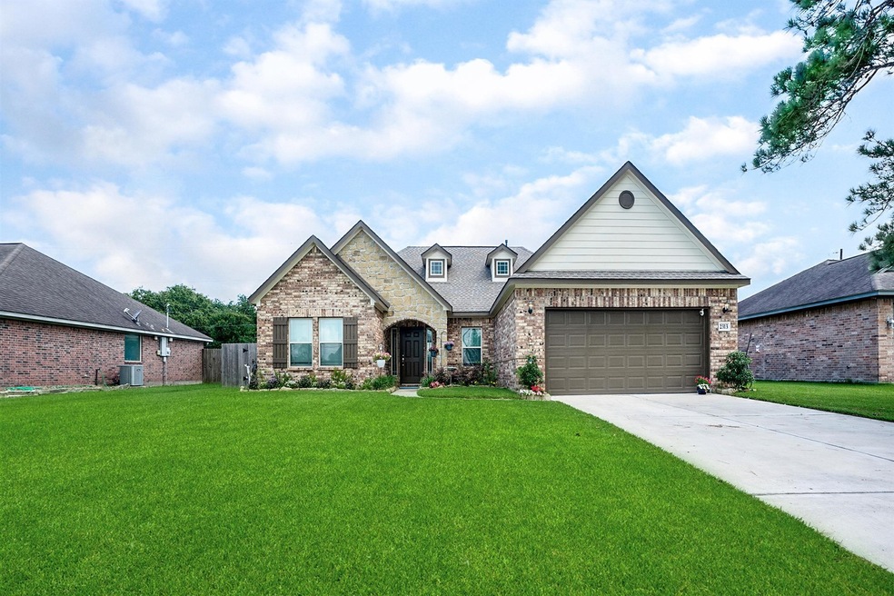 2313 Hedgerose Ln, Bay City, TX 77414 - photo 1