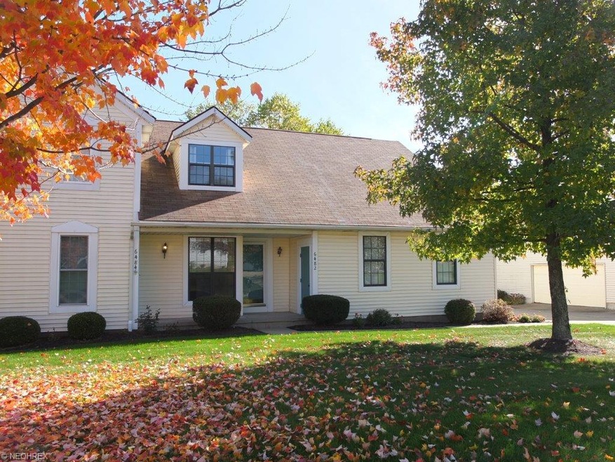 Move in ready 2 bedroom, 2 full bath condo with 1s