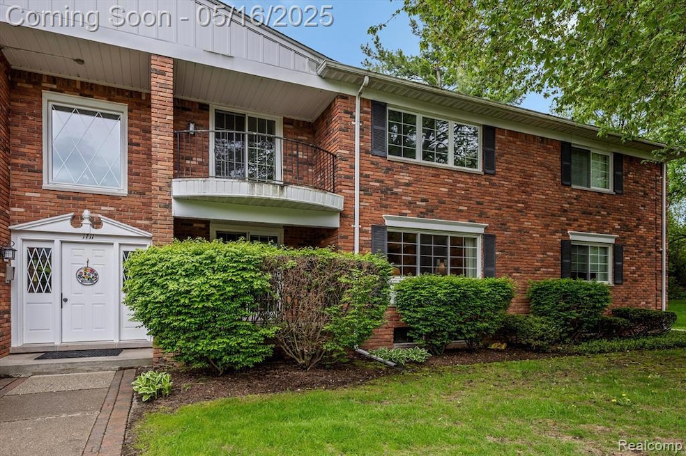 1711 Huntingwood Ln unit B, Bloomfield Hills, MI 48304 - photo 1