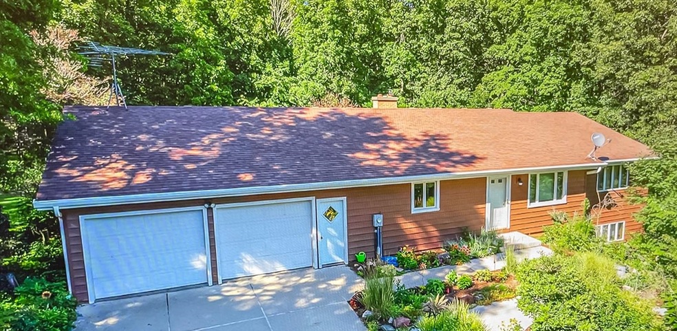 404 Bramble Ln, Brooklyn, WI 53521 - photo 1