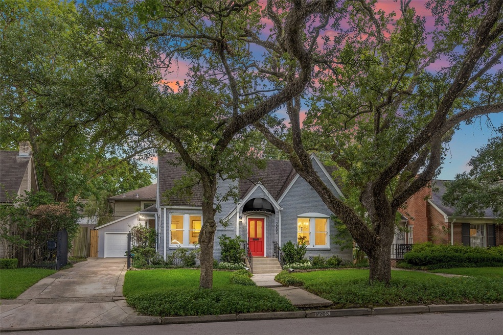 A Charming bungalow in a premier Boulevard Oaks lo