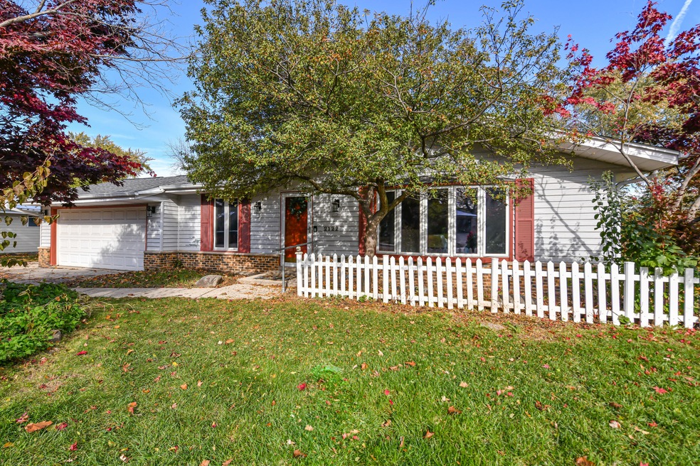 2122 Sunnyside Dr, Waukesha, WI 53186 - photo 1