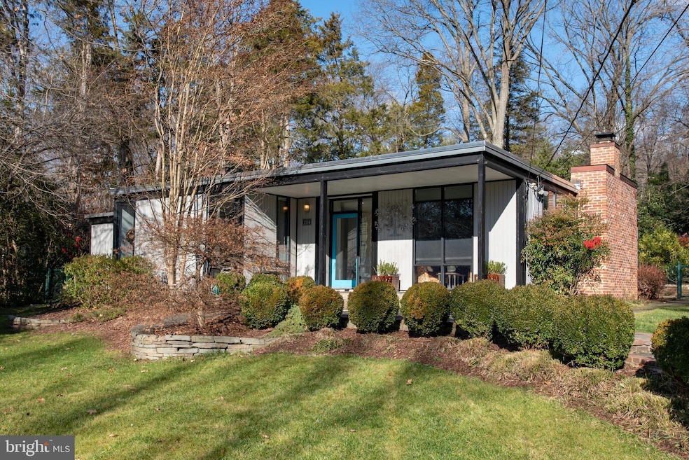 2114 Mason Hill Dr, Alexandria, VA 22306 - photo 1