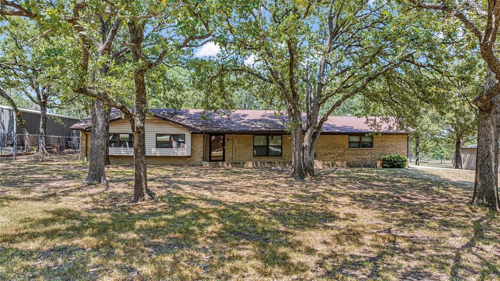 17 Town And Country Cir, Ardmore, OK 73401 - photo 1