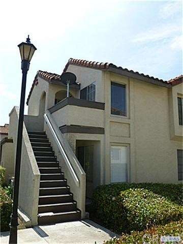 Upper End unit condo with 1 Carport & vaulted ceil