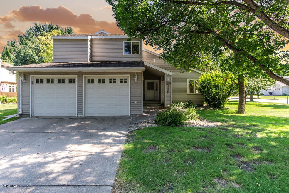 2527 W Fallcreek Ct, Grand Forks, ND 58201 - photo 1