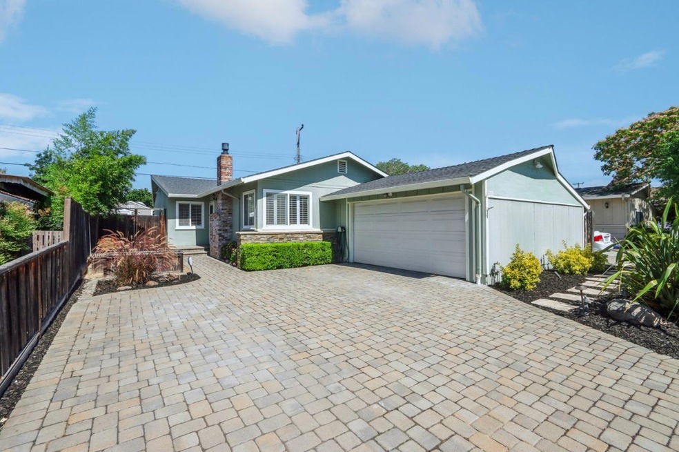 Sold $1,886,000 • Co-Listing Agent