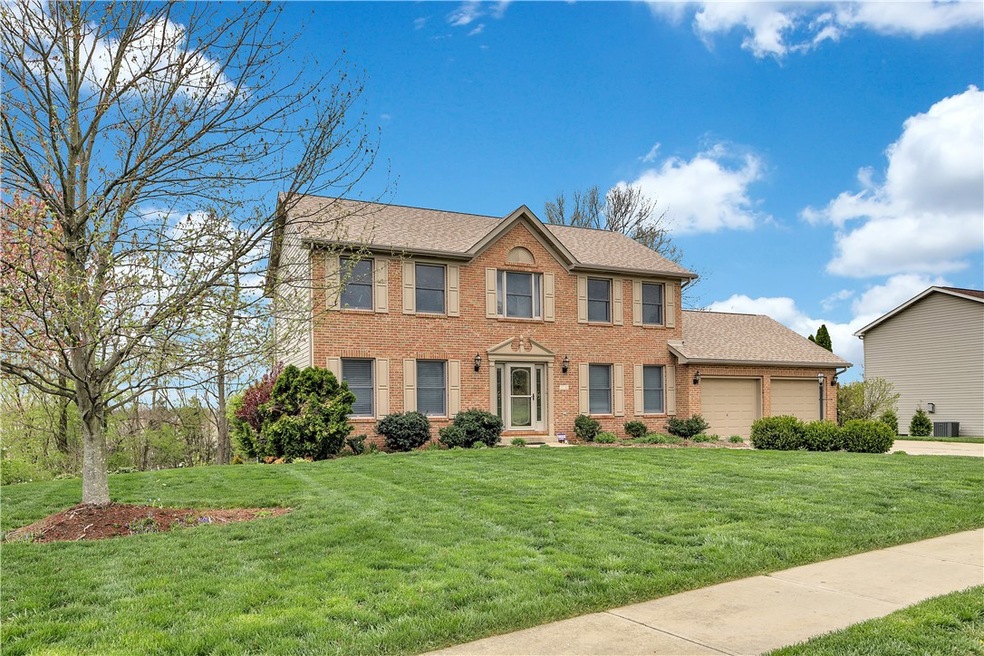 Level entry.  The lot to the left is owned by the home owners association. #someprivacyinafishbowl.