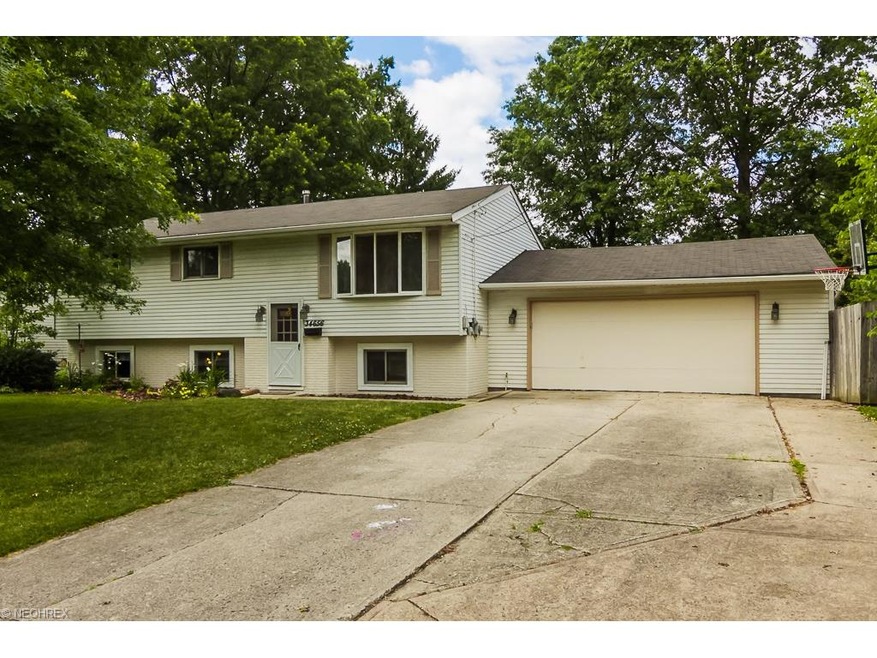Welcome to 34656 West Point Dr! Great location cen