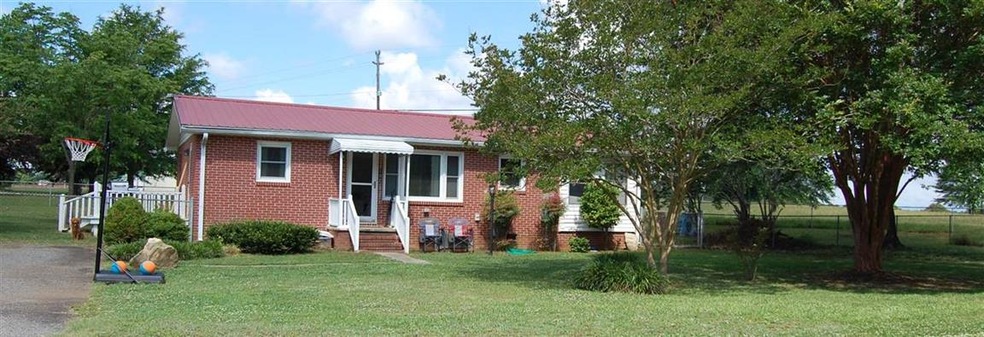 102 Berry Rd, Boiling Springs, SC 29316 - photo 1