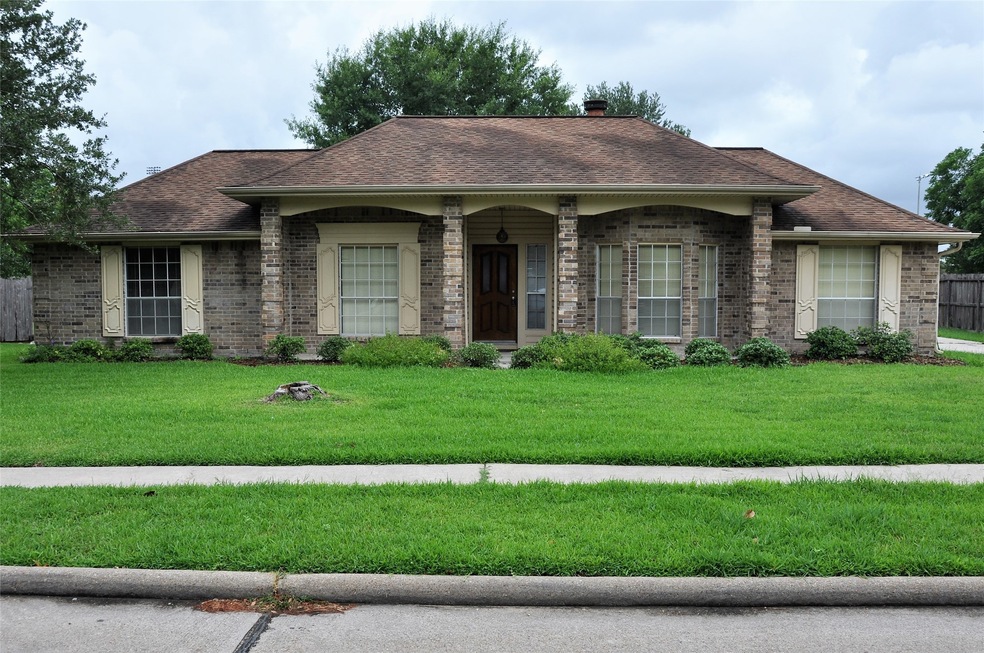 1101 W Castlewood Ave, Friendswood, TX 77546 - photo 1