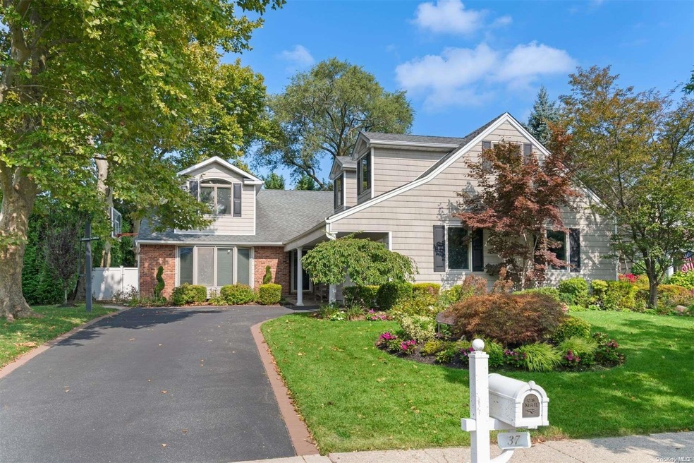 Sold $1,350,000 • Co-Listing Agent