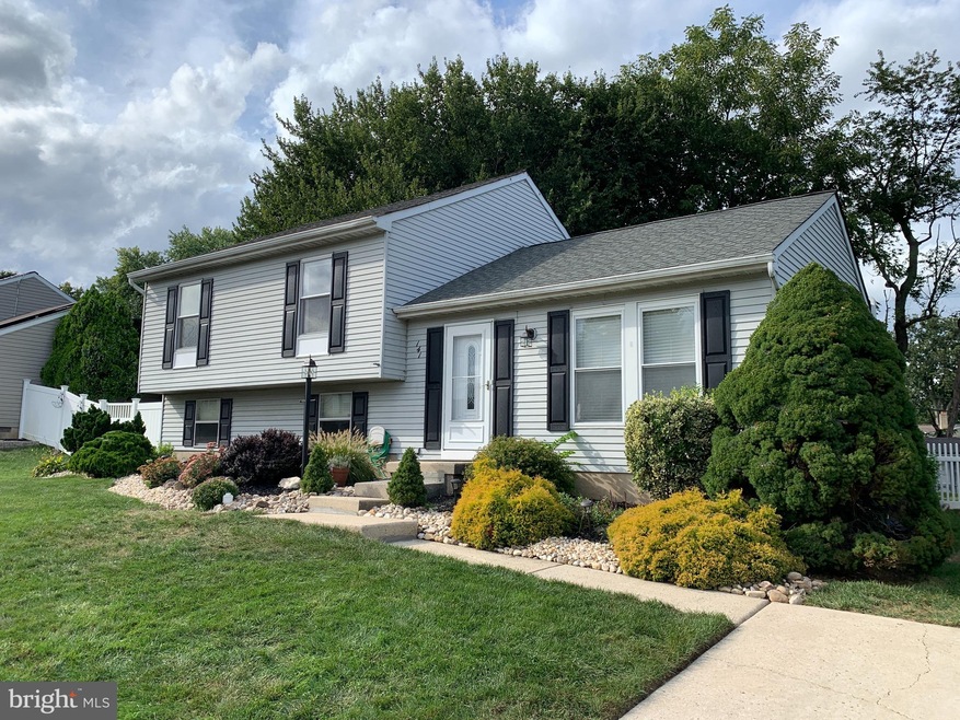 141 Penns Grant Dr, Morrisville, PA 19067 - photo 1