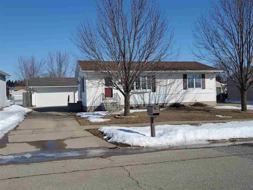 4018 Jill Dr, Waterloo, IA 50701 - photo 1