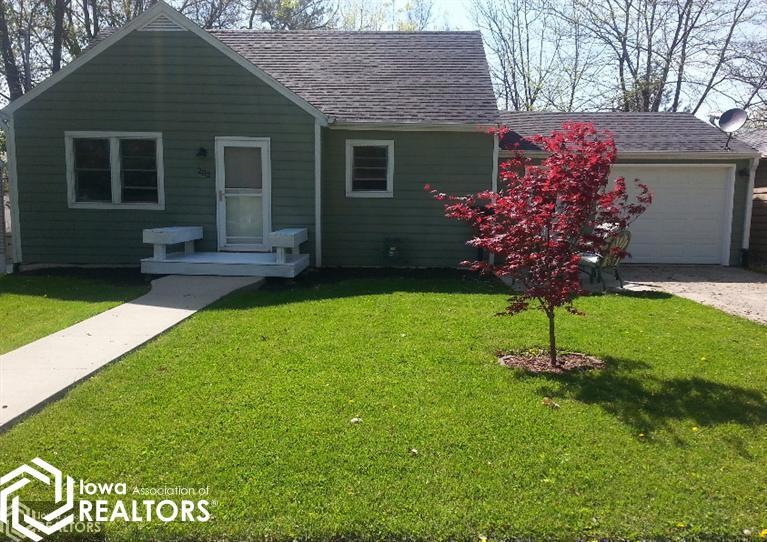 203 E 19th St S, Newton, IA 50208 - photo 1