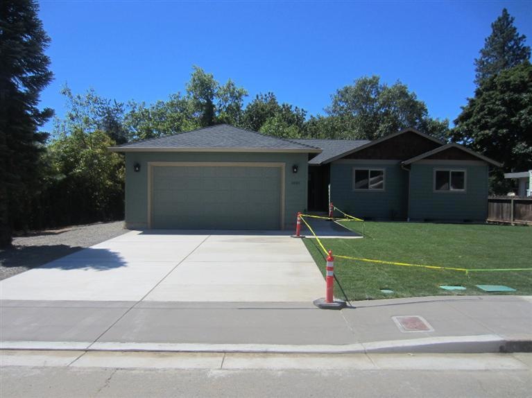 1001 NW Birch St, Grants Pass, OR 97526 - photo 1