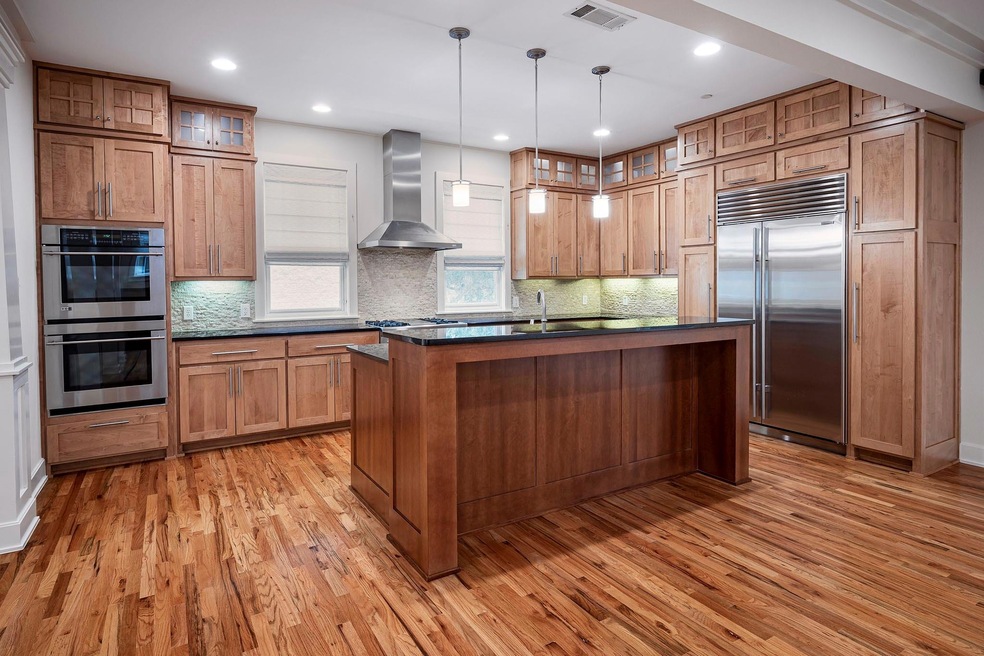 Luxury eat-in kitchen with SubZero and double oven