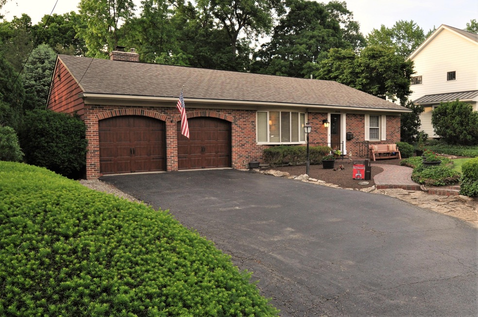 Excellent Curb-Appeal!