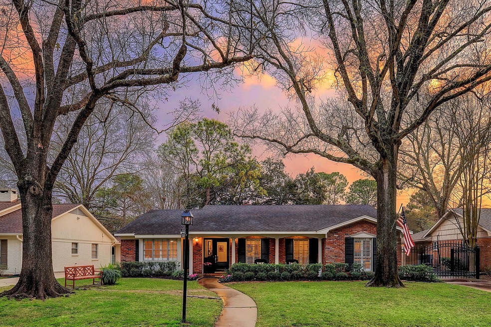 10043 Burgoyne Rd, Houston, TX 77042 - photo 1