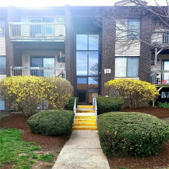 320 Country Club Ln unit 320, Pomona, NY 10970 - photo 1