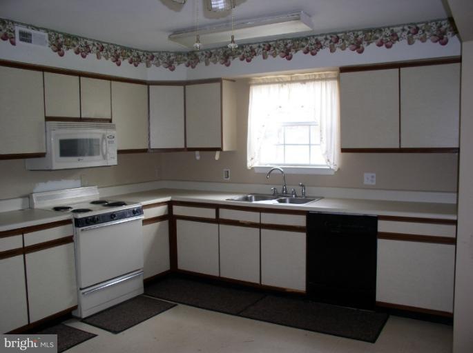 10907 Heatherwood Dr, Spotsylvania, VA 22553 - photo 1