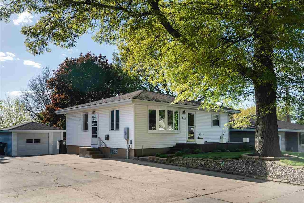 1909 Elmwood Ave, Cedar Falls, IA 50613 - photo 1
