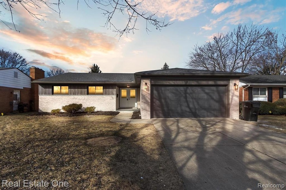 01-17239-Midway-Ave-WindowStill-Real-Estate-Photog