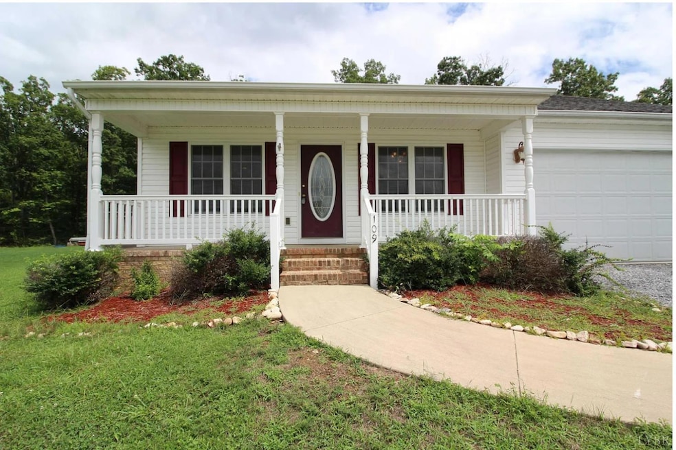 109 Cedarcrest Dr, Waynesboro, VA 22980 - photo 1