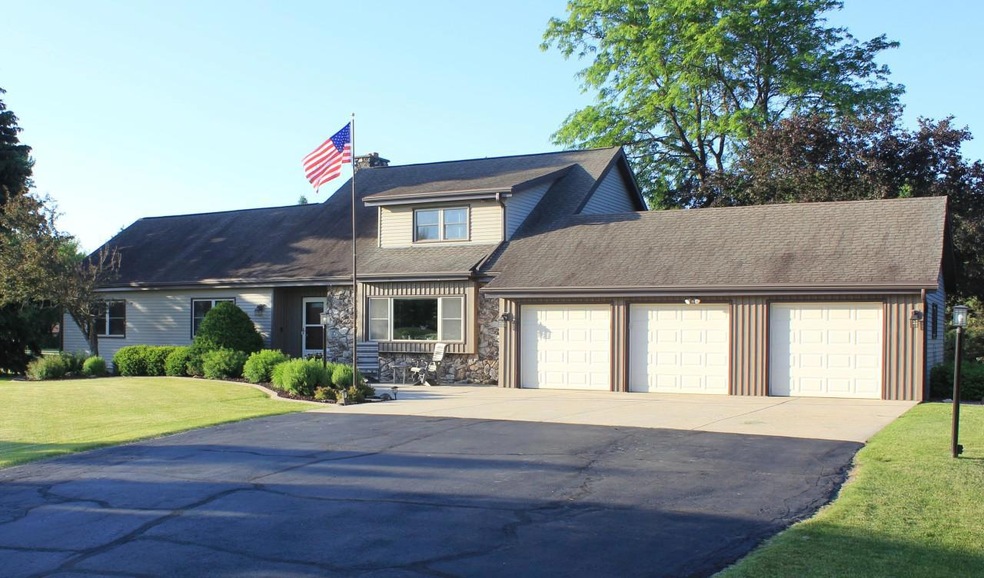 4865 Susan Lee Ct, West Bend, WI 53090 - photo 1