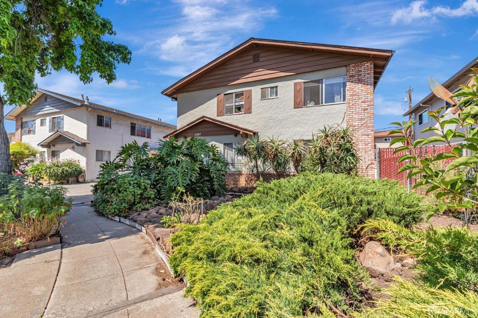 Sold $1,860,000 • Co-Listing Agent