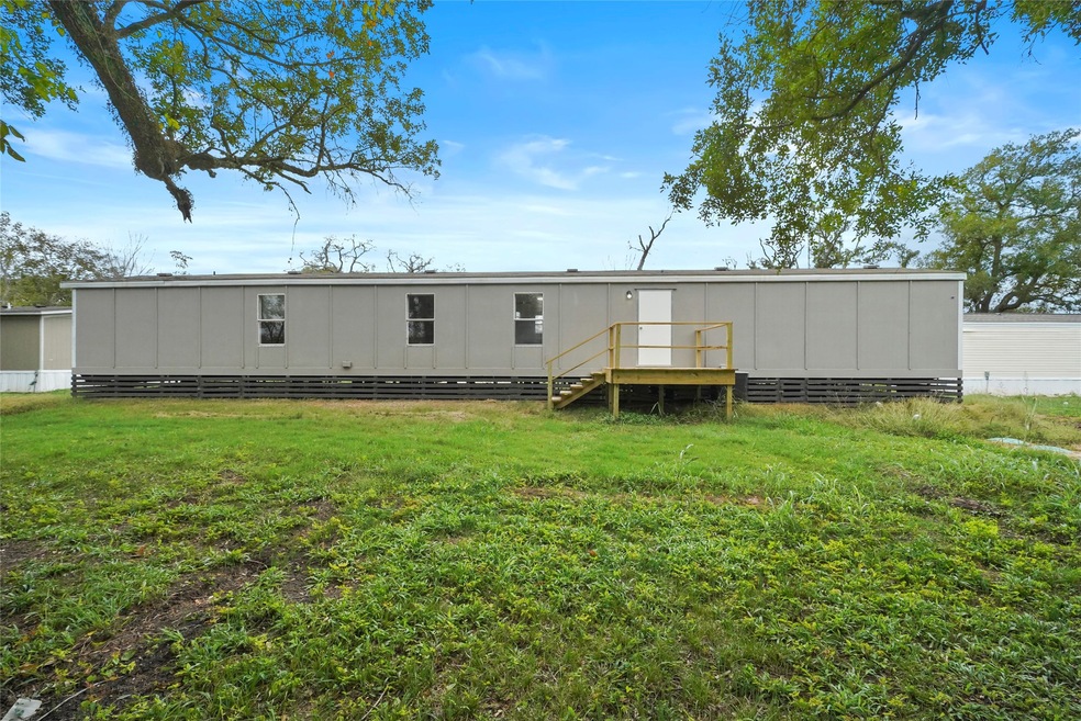 113 Country Oaks St unit 3, Brazoria, TX 77422 - photo 1
