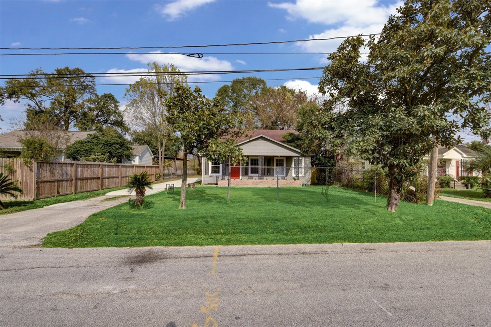 709 Frisco St, Houston, TX 77022 - photo 1