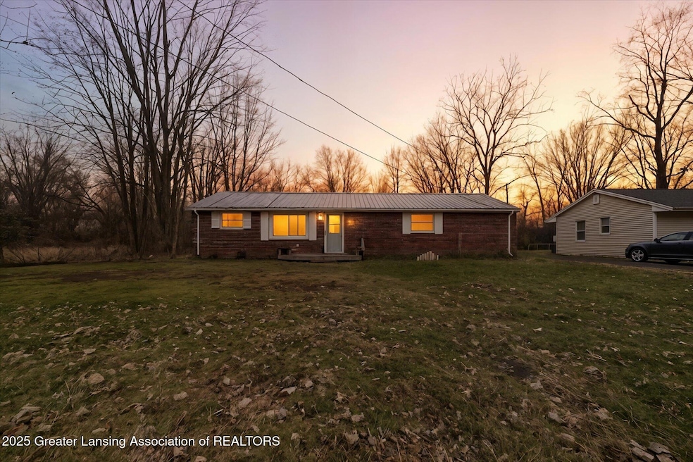 5424 S Waverly Rd, Lansing, MI 48911 - photo 1