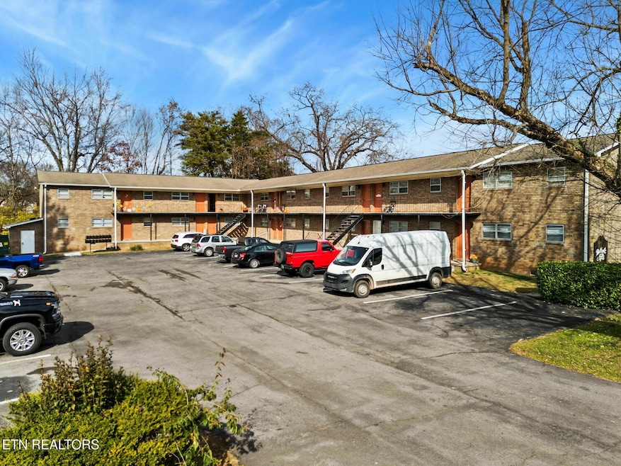 211 Elyria Dr, Knoxville, TN 37912 - photo 1