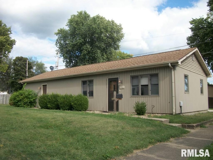 612 Delavan St, Lincoln, IL 62656 - photo 1