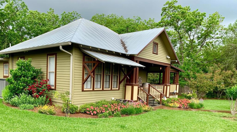 514 W College St, Fredericksburg, TX 78624 - photo 1