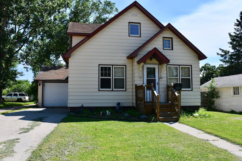 216 6th St W, Thief River Falls, MN 56701 - photo 1