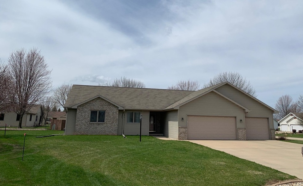 N9415 Sara Ct, Appleton, WI 54915 - photo 1