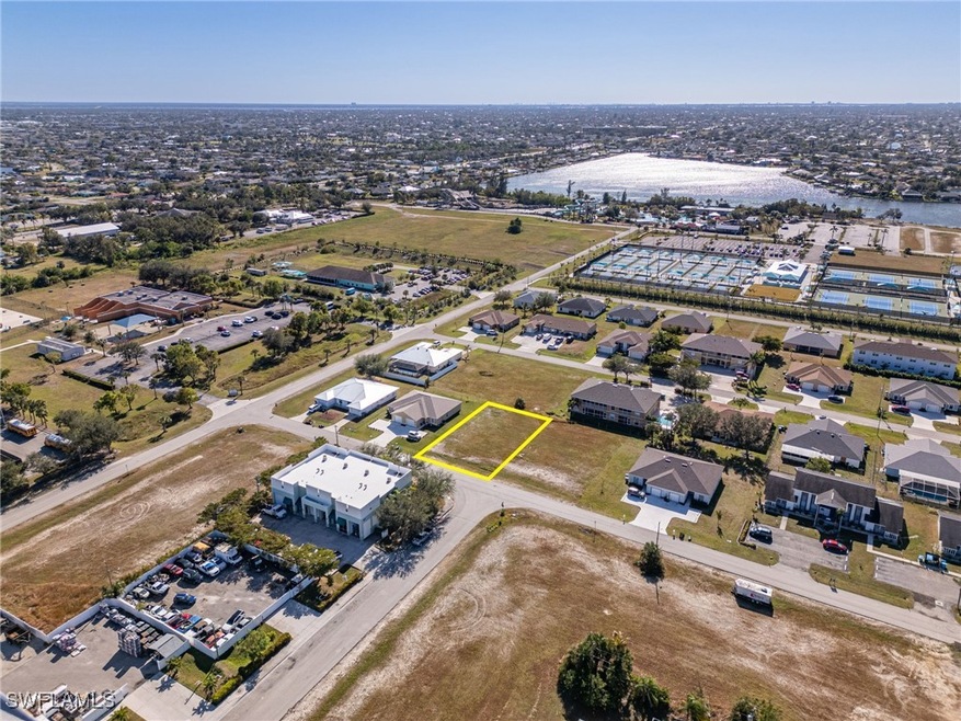 Walking distance to Lake Kennedy Community Park, L