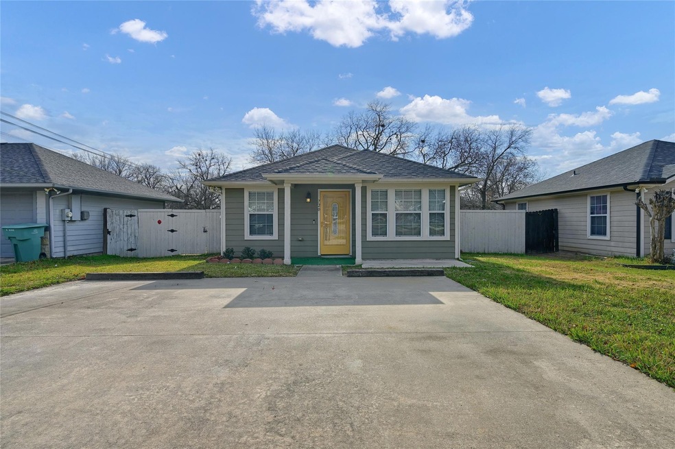 720 E Sycamore St, Sherman, TX 75090 - photo 1