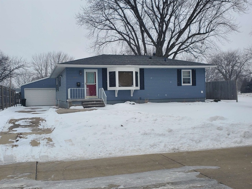 2207 Sunnyside Cir, Cedar Falls, IA 50613 - photo 1