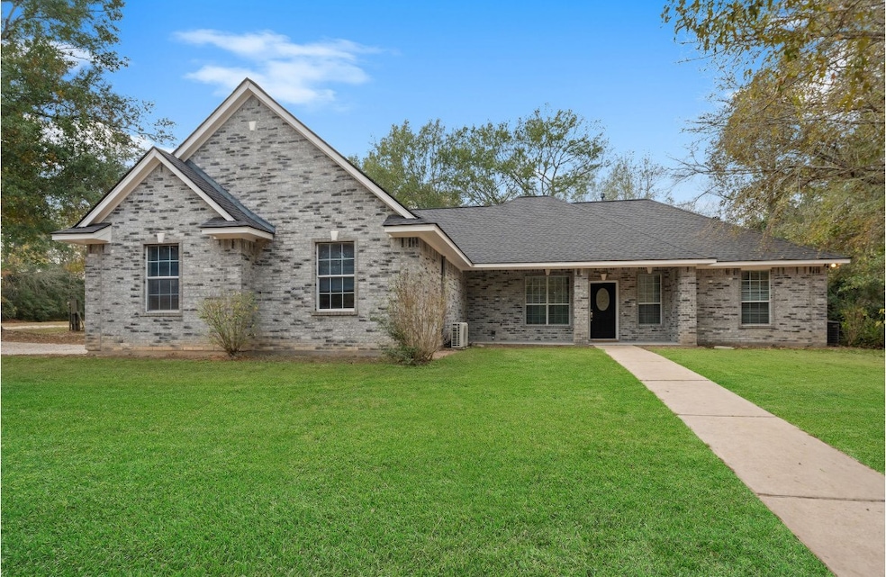 18451 Hills Lake Ct, Montgomery, TX 77316 - photo 1