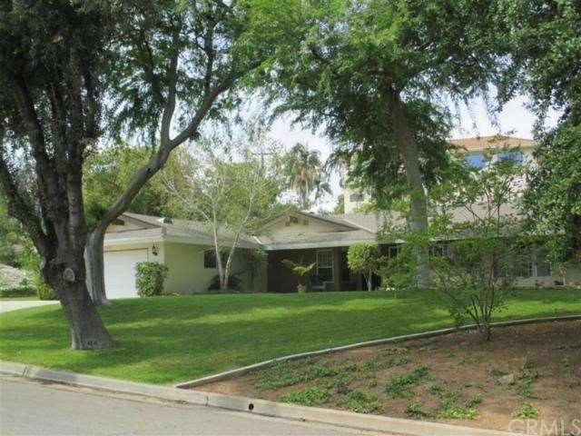 Gorgeous mature shade trees, so inviting in the fr