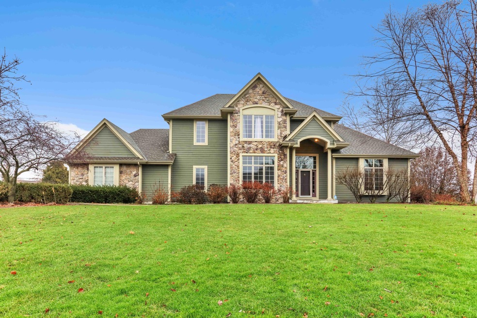 W132N6622 Westview Dr, Menomonee Falls, WI 53051 - photo 1