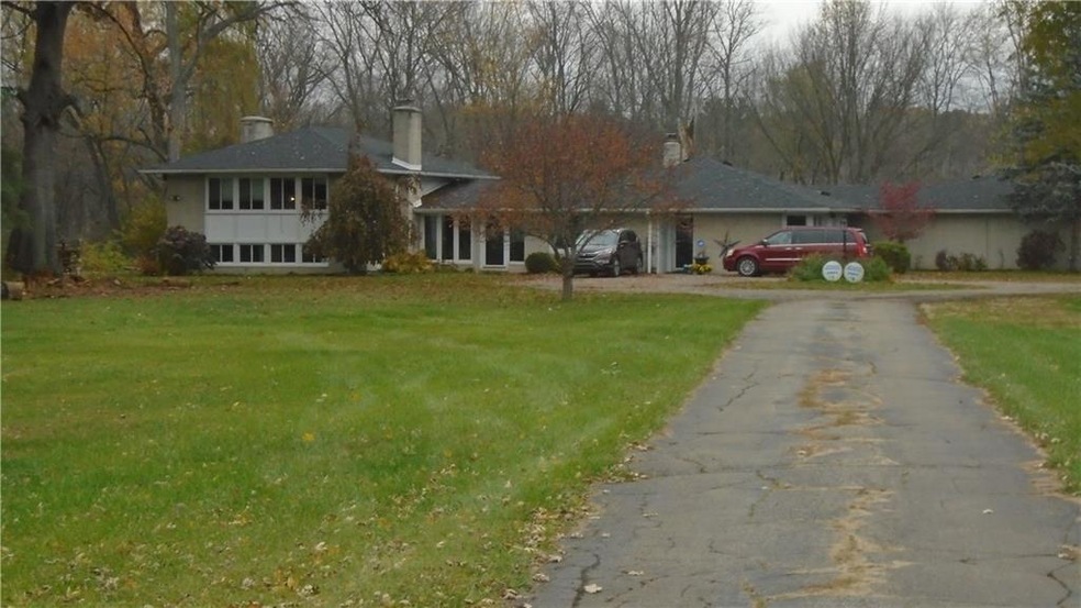 CIRCULAR DRIVE IN FRONT OF HOME