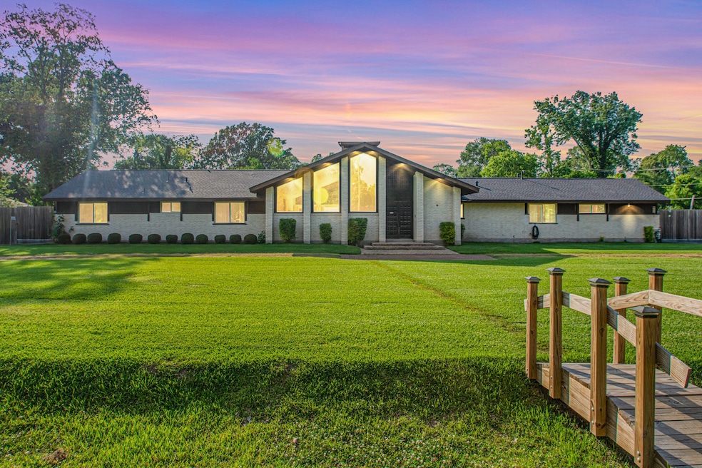 602 S Clear Creek Dr, Friendswood, TX 77546 - photo 1