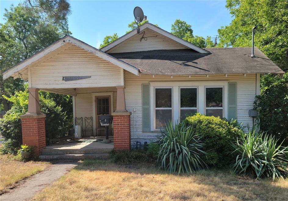 219 Monroe St, Cleburne, TX 76033 - photo 1