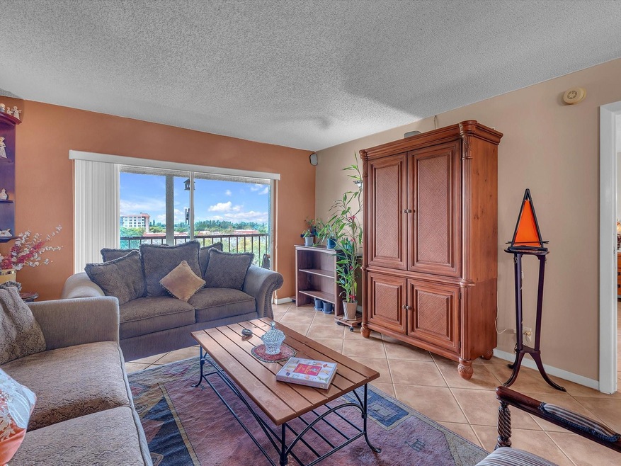 Hi Greens of Inverrary unit 804, Lauderhill, FL 33319 - photo 1